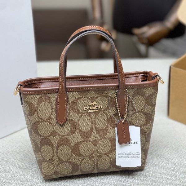 颜色合集 P210，配飞机盒 COACH City15迷你托特包，经典老花帆布+皮革饰边，简约又超有辨识度。日常通勤、出