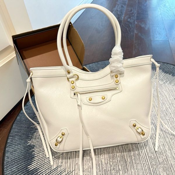 ￼ p215 Balenciaga购物袋 巴黎世家机车包 仙女的背包 完完全全 被迷上啦 仿佛进入仙境般 是每个可爱的小