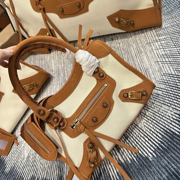 ￼ p310 p320 275 折叠礼盒包装 巴黎世家Balenciaga lecity系列手提机车包，米白帆布+棕色麂