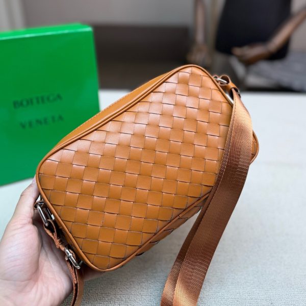 P165，配盒 Bottega Veneta Traveller系列小号相机包，采用经典Intrecciato手工编织工