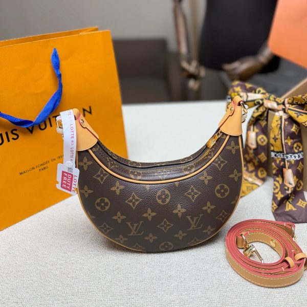 P210 合金五金 带芯片 丝巾 LV Loop月亮包，经典Monogram老花 复古又时髦！月牙造型贴合身形，容量刚好