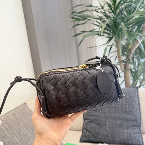 p225 Bottega Veneta Intrecciato 编织手拿包 化妆包​​，编织皮革，金色拉链。 几个要点：