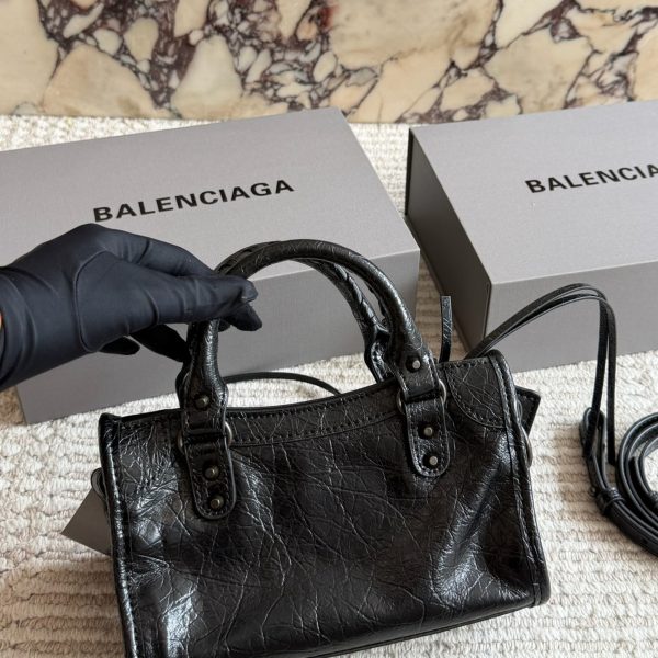 245 原单油腊皮 配盒 Balenciaga经典Neo Cagole迷你机车包 做旧褶皱黑牛皮自带复古做旧肌理，标志性