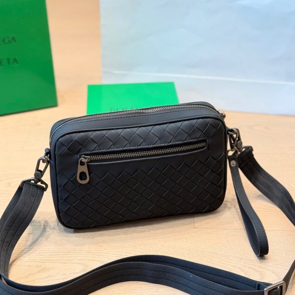 牛皮版本 p175 Bottega Veneta 编织皮质斜挎包​​，黑色小牛皮 + 经典 Intrecciato￼ 编