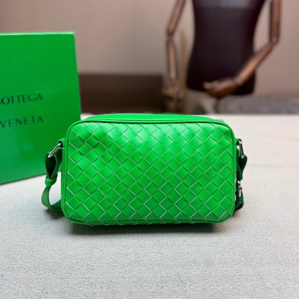 颜色合集 P165，配盒 Bottega Veneta Traveller系列小号相机包，采用经典Intrecciato