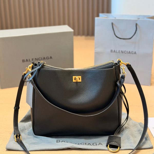 复刻版 p255 Balenciaga 黑色皮质水桶 Hobo 包​​，金色锁扣 + 可调节皮质肩带，可以单肩、斜挎。右