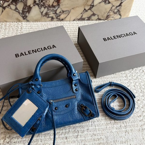 245 原单油腊皮 配盒 Balenciaga经典Neo Cagole迷你机车包 做旧褶皱黑牛皮自带复古做旧肌理，标志性