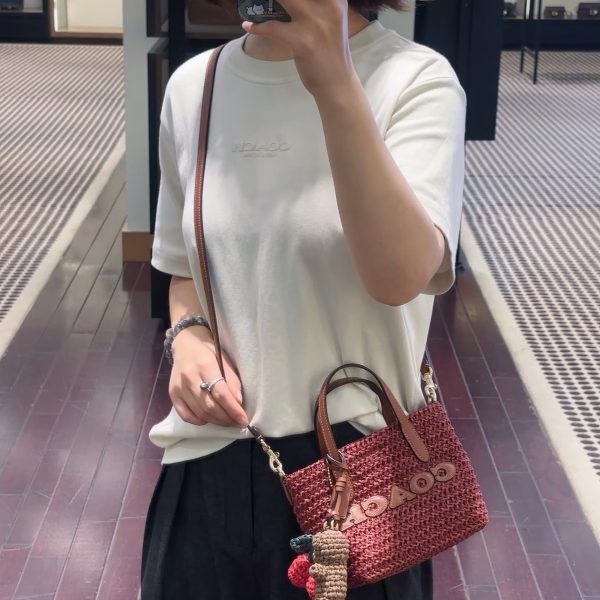 Coach 草编奶茶色City 15～ 喜欢的小包包也太可爱了～