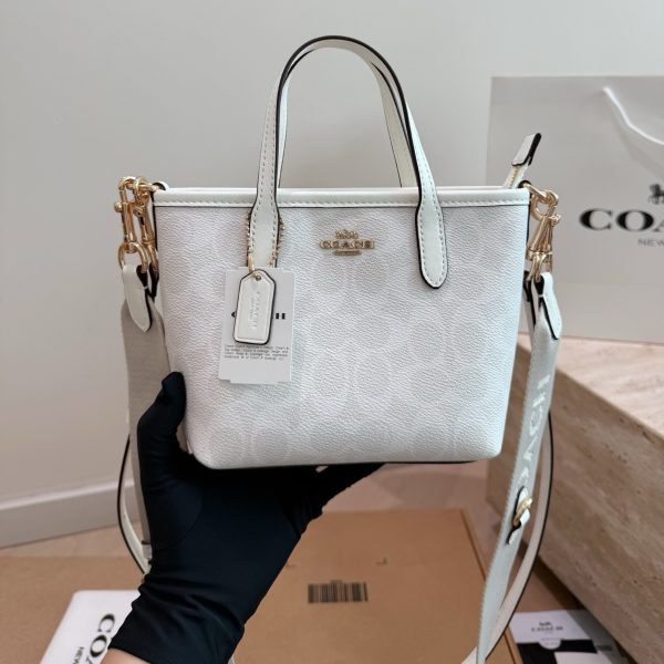 P185 配盒 复刻版 size：15 14cm 新品coach迷你托特city15 超喜欢这个City15的配色 小小