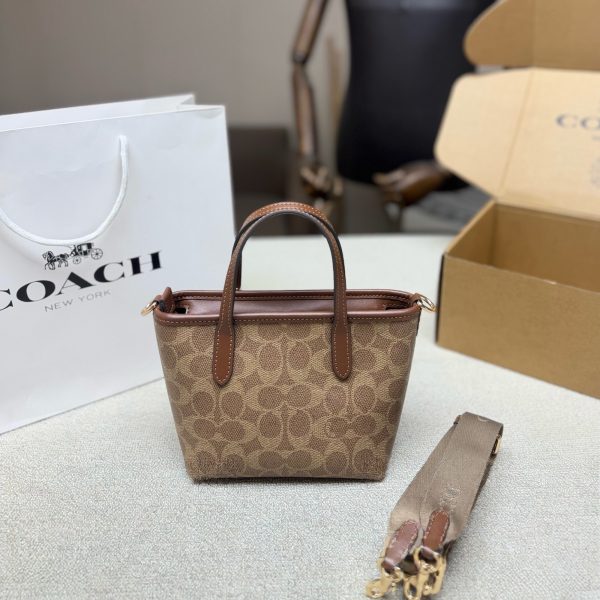 P210，配飞机盒 COACH City 15托特包，经典老花系列，奶茶色拼白色，涂层帆布+皮革饰边，轻便耐用。小巧容量