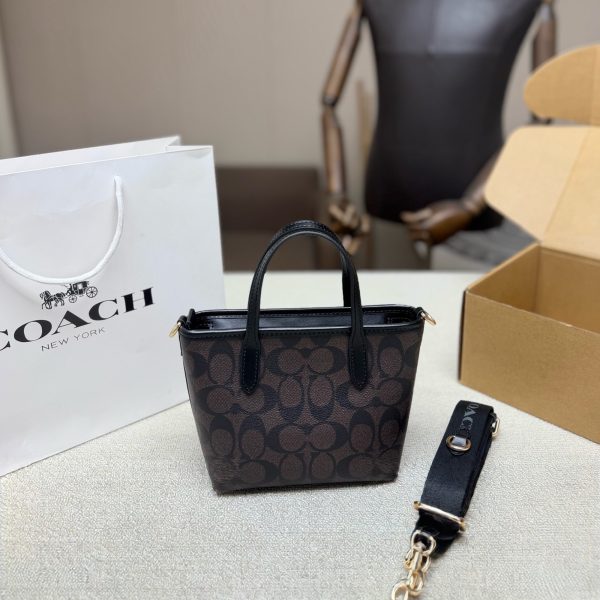 P210，配飞机盒 COACH City15迷你托特包，经典老花帆布+黑色皮革饰边，简约又超有辨识度。日常通勤、出街都O