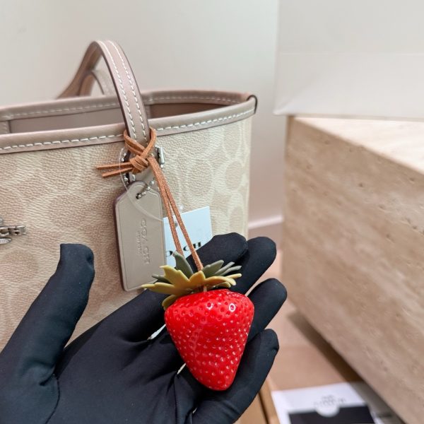 P215 配草莓挂饰