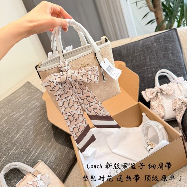 p225 Coach City15迷你托特包​​ Coach City15迷你托特包，经典老花帆布+牛剖层革，浅蓝包边超