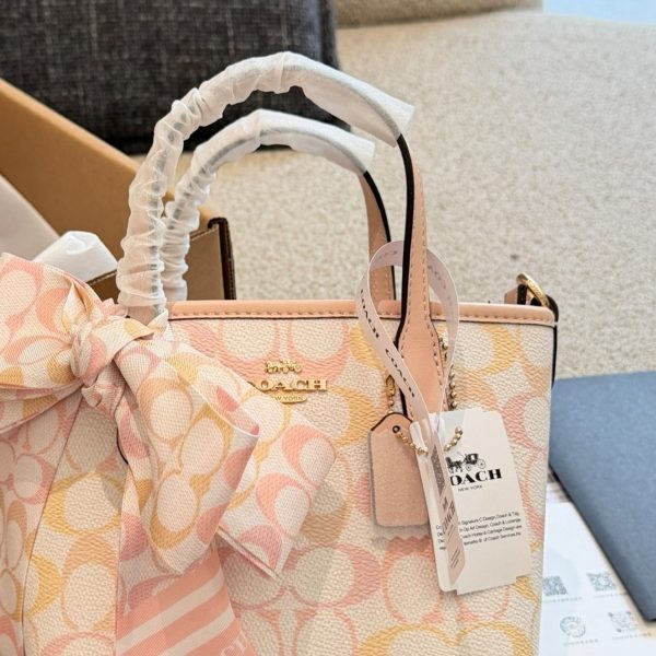 p225 Coach City15迷你托特包​​ Coach City15迷你托特包，经典老花帆布+牛剖层革，浅蓝包边超