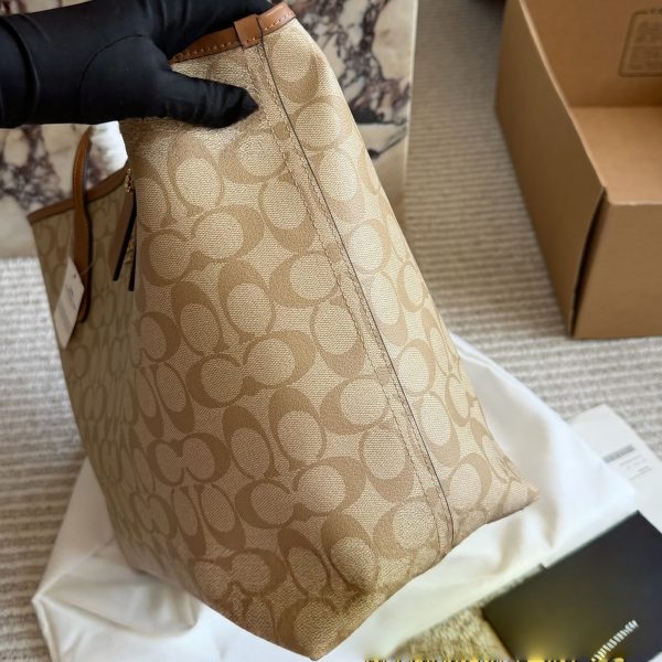 p230 原单版 有垫肩 Coach City Tote老花托特包. 最经典的老花 Coach City Tote托特包