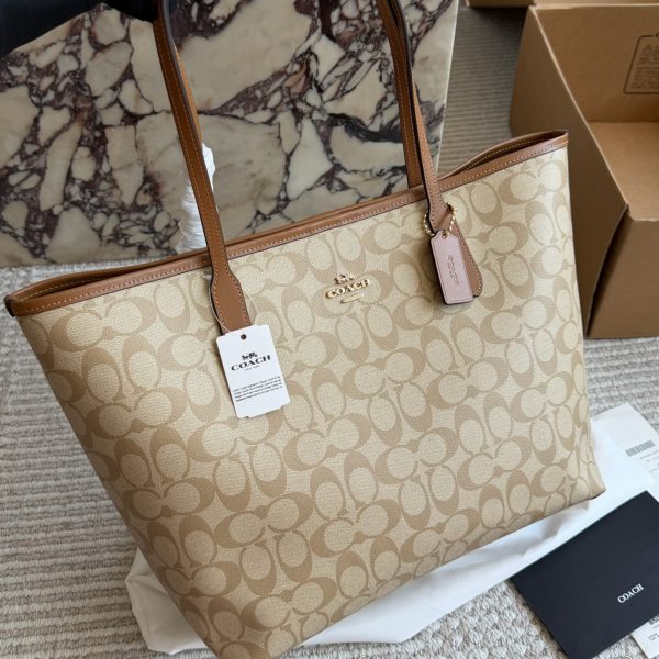 p230 原单版 有垫肩 Coach City Tote老花托特包. 最经典的老花 Coach City Tote托特包