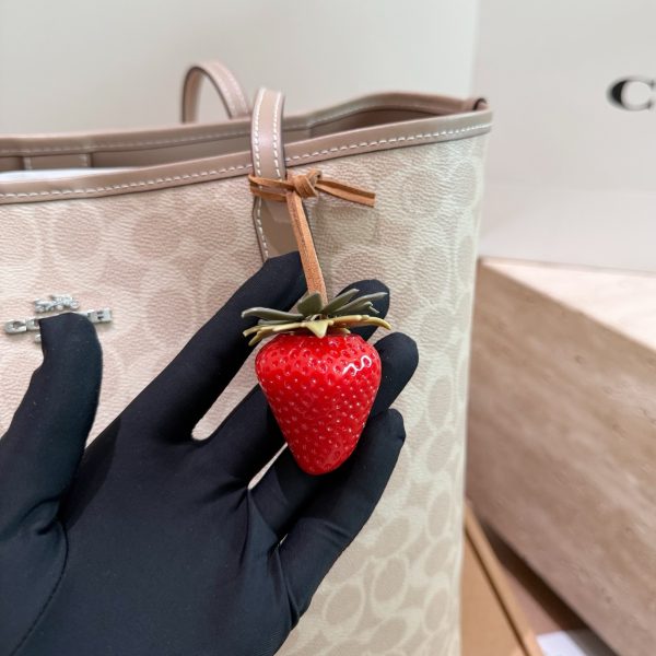 P235 配草莓挂饰 size：35 27cm 配盒 coach 托特包city33 不得不说这个颜色质感真好 好温柔的