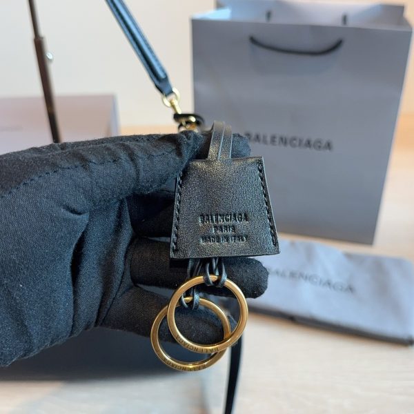 p250 Balenciaga Rodeo 骑迹包​​，黑色光滑小牛皮，银色五金和可拆卸肩带，翻盖搭扣设计，斜挎单肩都能