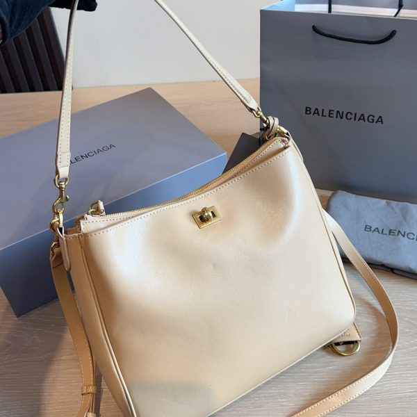p250 Balenciaga Rodeo 骑迹包​​，黑色光滑小牛皮，银色五金和可拆卸肩带，翻盖搭扣设计，斜挎单肩都能