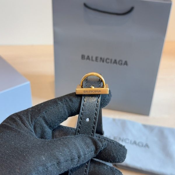 p260 Balenciaga Rodeo 骑迹包​​，光滑小牛皮，金色五金和可拆卸宽肩带，翻盖搭扣设计，斜挎单肩都能背