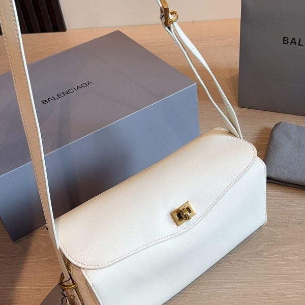 p260 Balenciaga Rodeo 骑迹包​​，光滑小牛皮，金色五金和可拆卸宽肩带，翻盖搭扣设计，斜挎单肩都能背