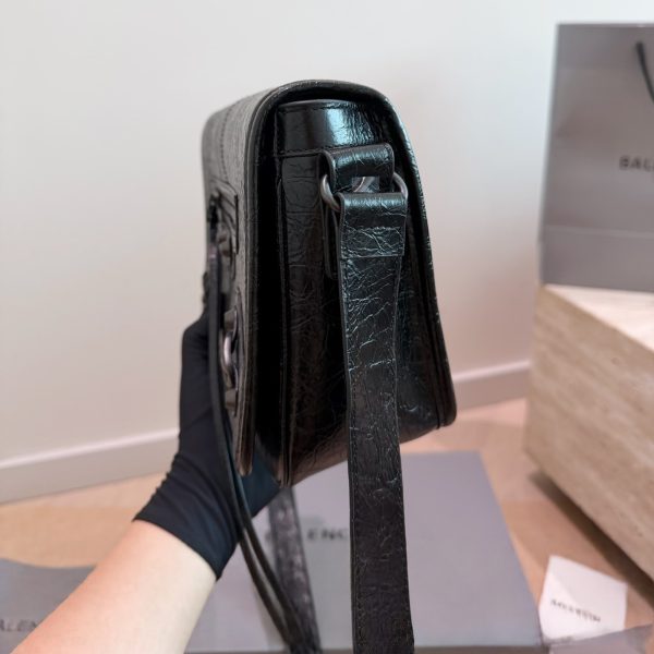 P285 Balenciaga 巴黎世家邮差口盖黑银机车包，采用黑色牛皮，银色五金+铆钉设计，酷飒有型！配可调节肩带和手