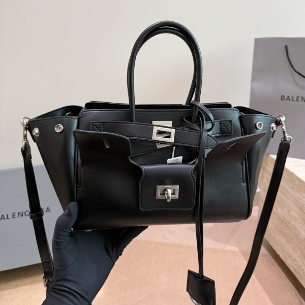 P295 迷你 卡戴珊look 巴黎世家 甲甲卡戴珊(Kim Kardashian)套装巴黎世家家的 (铂金包Balen
