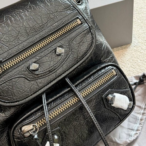 p305 Balenciaga 机车背包​​，黑色皱褶皮革，金色五金 + 铆钉装饰。 - ​​材质​​： 皱褶皮革￼ （