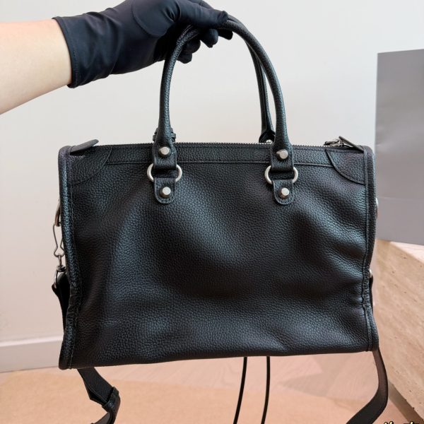 P320 Balenciaga 小号 巴黎世家Classic City系列黑银机车包，采用黑色荔枝纹牛皮，银色五金+铆钉