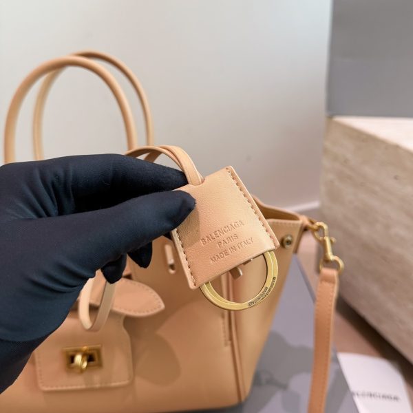P335 P335 P295 卡戴珊look 巴黎世家 甲甲卡戴珊(Kim Kardashian)套装巴黎世家家的 (铂