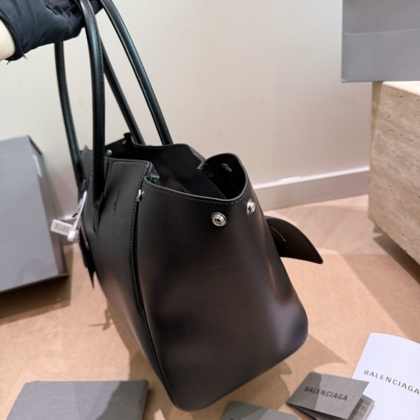 P335大号 卡戴珊look 巴黎世家 甲甲卡戴珊(Kim Kardashian)套装巴黎世家家的 (铂金包Balenc