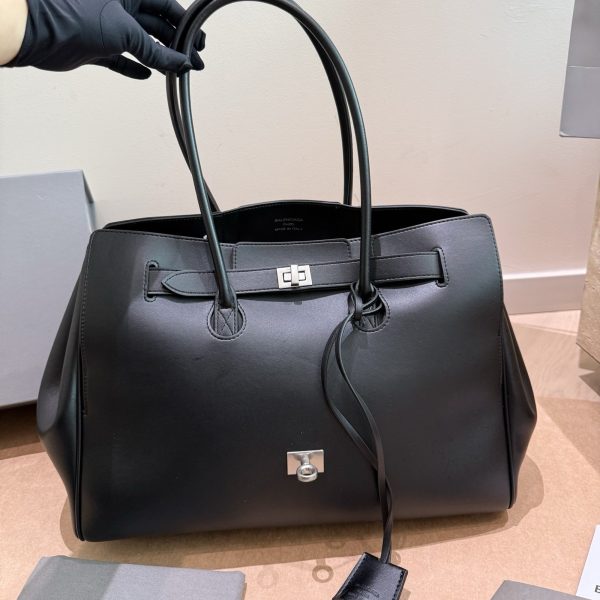 P335大号 卡戴珊look 巴黎世家 甲甲卡戴珊(Kim Kardashian)套装巴黎世家家的 (铂金包Balenc