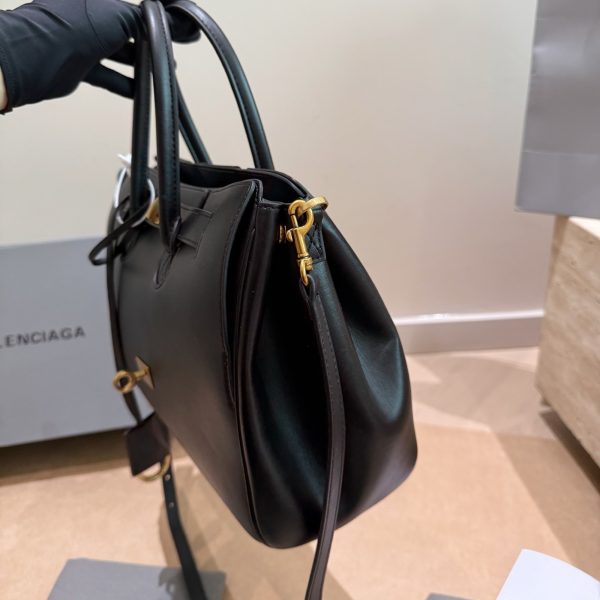 P335小号 卡戴珊look 巴黎世家 甲甲卡戴珊(Kim Kardashian)套装巴黎世家家的 (铂金包Balenc