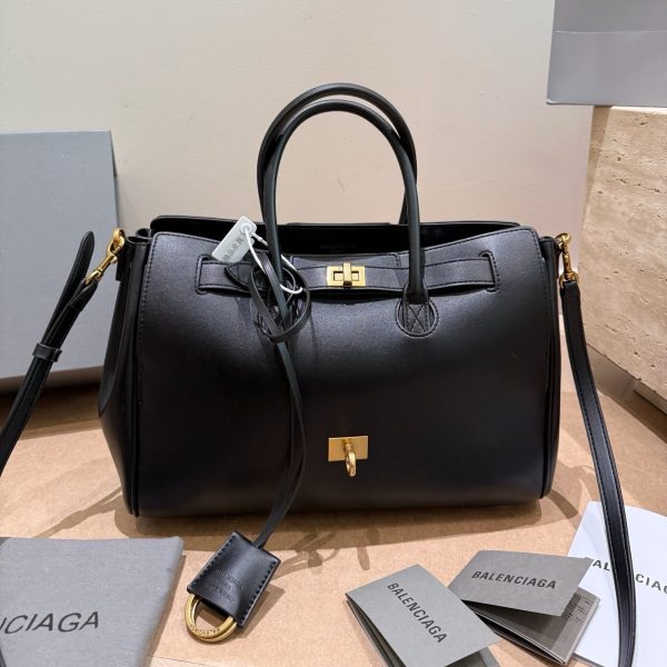P335小号 卡戴珊look 巴黎世家 甲甲卡戴珊(Kim Kardashian)套装巴黎世家家的 (铂金包Balenc