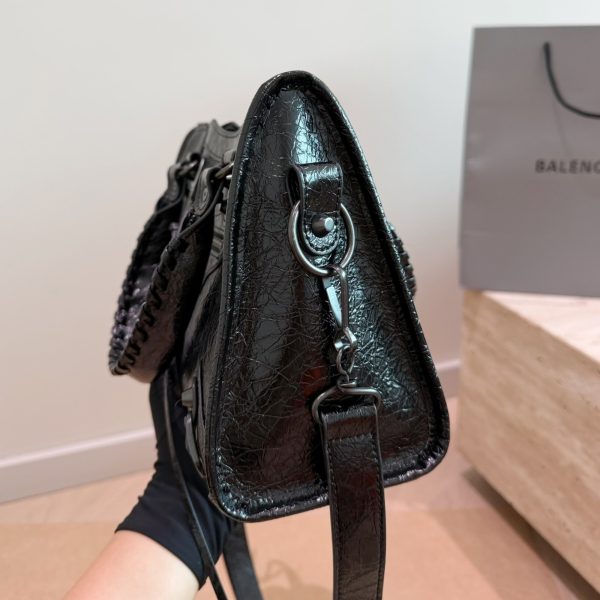 P345 P320 P295 总要为BALENCIAGA机车包买一次单吧黑银酷味十足 银色大钉比小钉更加朋克帅气. 手提