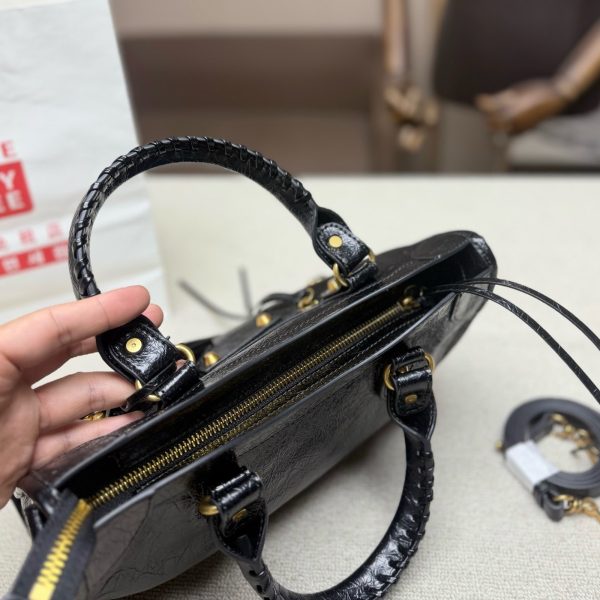 中号P325，无盒 巴黎世家 City机车包，采用黑色油蜡皮，金属铆钉+拉链设计，复古又时髦。小巧轻便，日常通勤或出街都