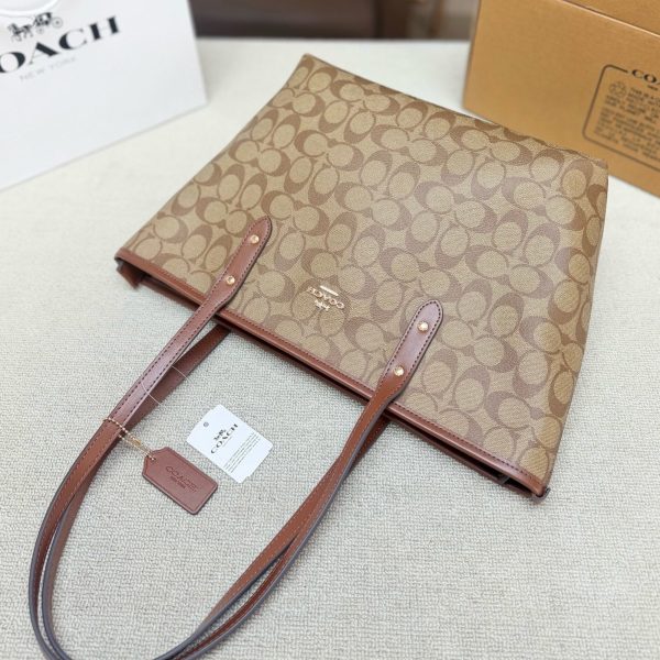 二皮P220，配飞机盒 COACH City30托特包，经典老花帆布+棕色皮革饰边，简约大气超百搭！大容量，通勤日常都能