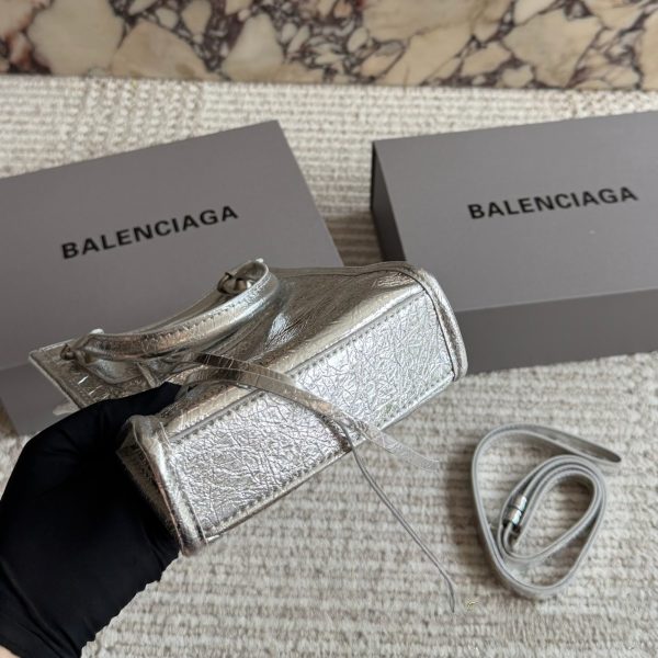 200 原单油腊皮 配盒 Balenciaga经典Neo Cagole迷你机车包 做旧褶皱黑牛皮自带复古做旧肌理，标志性