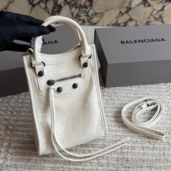 200 原单油腊皮 配盒 Balenciaga经典Neo Cagole迷你机车包 做旧褶皱黑牛皮自带复古做旧肌理，标志性
