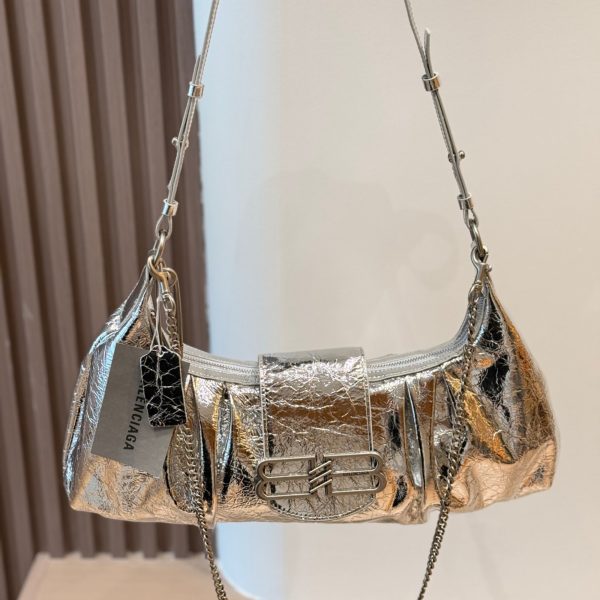 复刻版 牛皮p300 p285 Balenciaga 银色褶皱腋下包​​ 巴黎世家银色褶皱腋下包，金属光泽皮革+独特褶皱