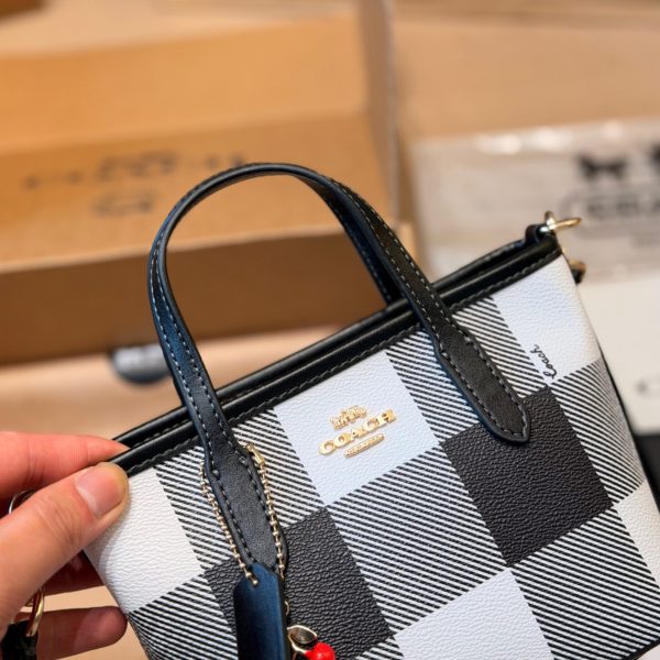牛皮版本 p175 COACH City15迷你托特包​​ COACH City15迷你托特包，粉彩彩虹印花+牛剖层革拼