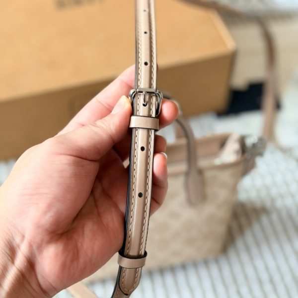 牛皮版本 p210 COACH City15迷你托特包​​ COACH City15迷你托特包，粉彩彩虹印花+牛剖层革拼