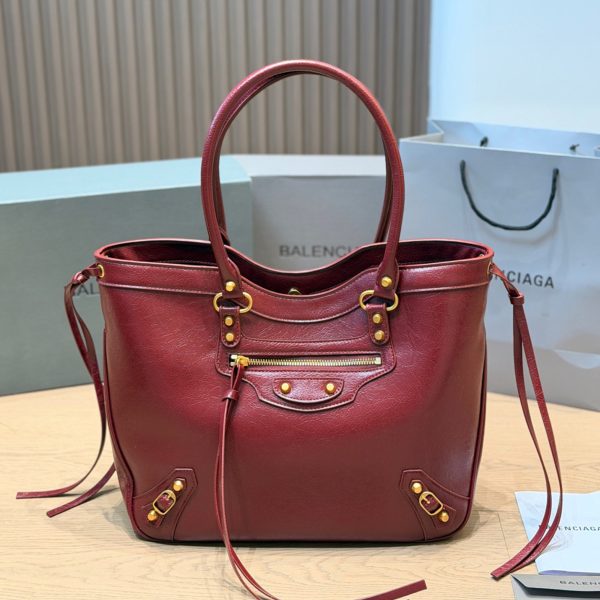 牛皮版本 p215 Balenciaga 机车托特包​​，焦糖棕 棕色小牛皮，金色铆钉装饰 + 拉链细节，顶部双皮质提手
