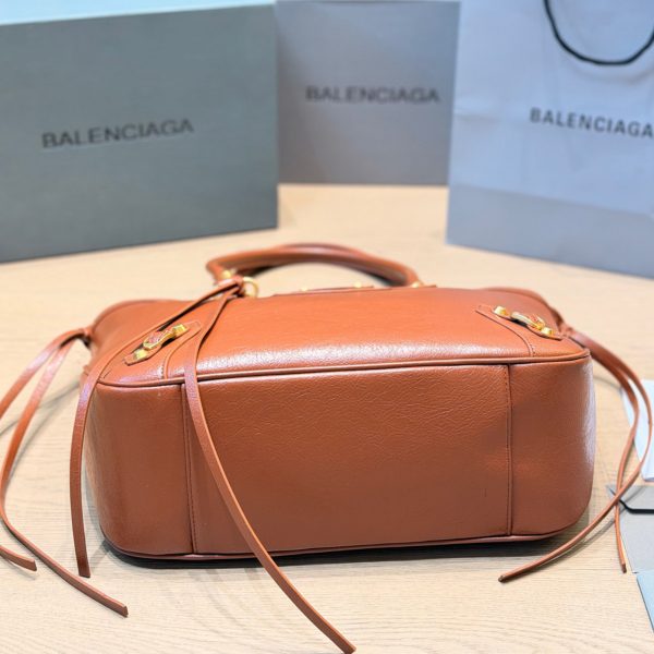 牛皮版本 p215 Balenciaga 机车托特包​​，焦糖棕 棕色小牛皮，金色铆钉装饰 + 拉链细节，顶部双皮质提手