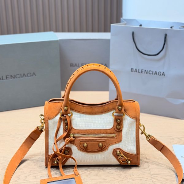 牛皮版本 p230 p220 p210 Balenciaga 机车风拼色旅行袋​​，米白色帆布主体 + 棕色皮革包边和细