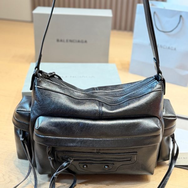 牛皮版本 p250 Balenciaga Rodeo Bag 黑色中号​​，做旧皱褶牛皮，表面有自然的纹理和褶皱感，多口