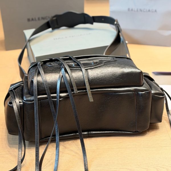 牛皮版本 p250 Balenciaga Rodeo Bag 黑色中号​​，做旧皱褶牛皮，表面有自然的纹理和褶皱感，多口