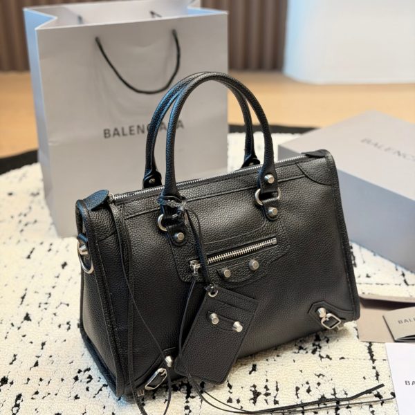 牛皮版本 p320 Balenciaga 小号 巴黎世家Classic City系列黑银机车包，采用黑色荔枝纹牛皮，银色