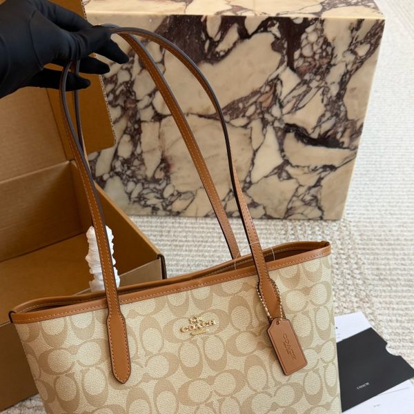 210 配盒 size：23.26 小号 新款单面city托特包 coach蔻驰经典logo购物袋tote包 大爆款 分