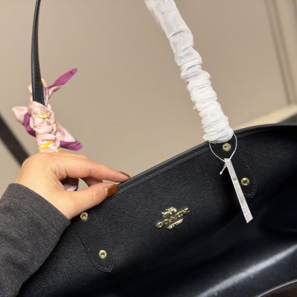 蔻驰特价 ¥144 飞机盒 size：35 27cm 蔻驰 city托特包双面 经典logo购物袋tote包 大爆款 分